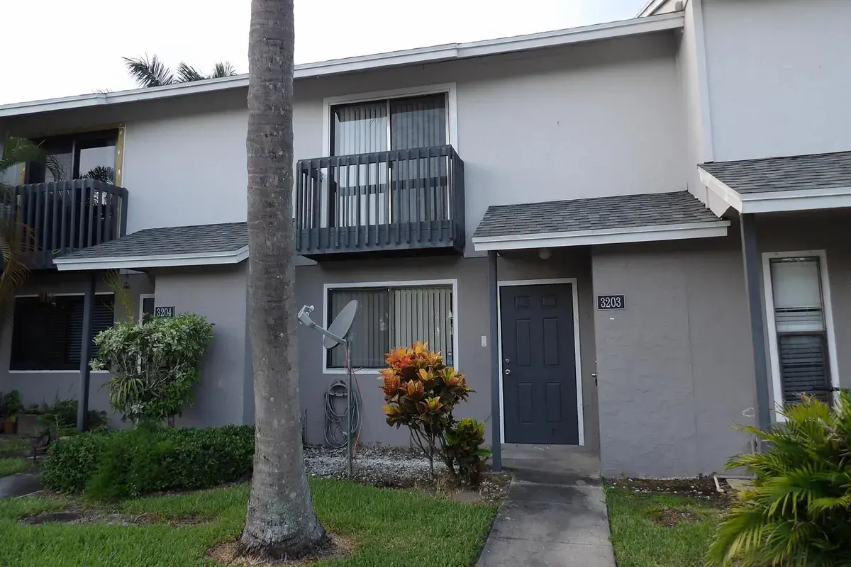 3203 Poolside Drive, FL 33463