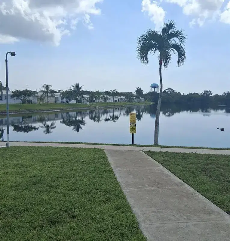 2200 PARK Lane # 208, Hollywood FL 33021