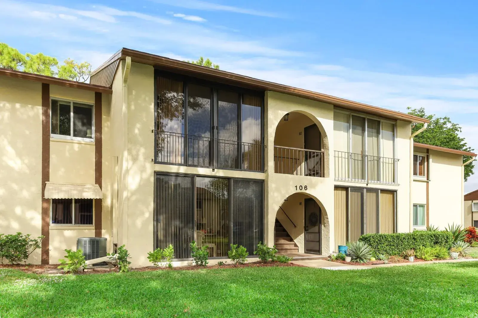 2 bedroom 2 bath Residential for sale at 106 Lake Pine Circle # 1, FL 33463