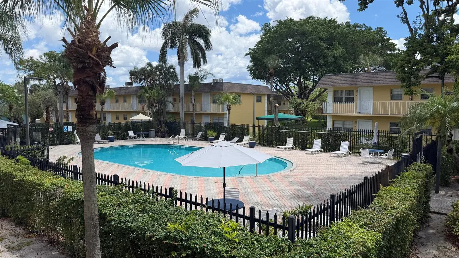 2 bedroom 1 bath Residential Lease for rent at 5192 NE 6th Avenue # 824, Oakland Park FL 33334