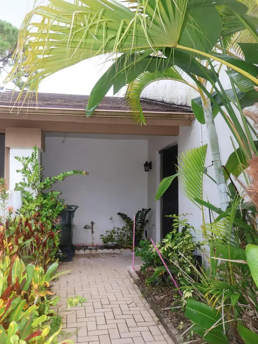 2 bedroom 2 bath Residential for sale at 6102 WOODLAKE Boulevard, FL 33463