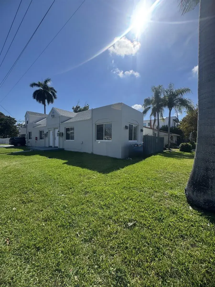 2 bedroom 1 bath Residential Lease for rent at 317 NE 13th Avenue # 2, Fort Lauderdale FL 33301