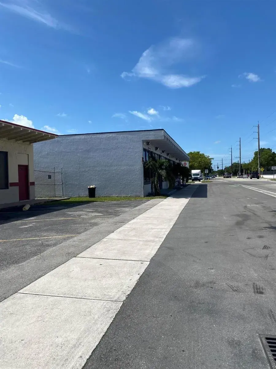 1000 S 56th Avenue, Hollywood FL 33023