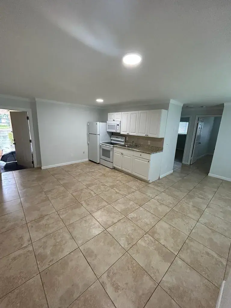2 bedroom 1 bath Residential Lease for rent at 1119 NW 6TH Avenue # 4, Pompano Beach FL 33060