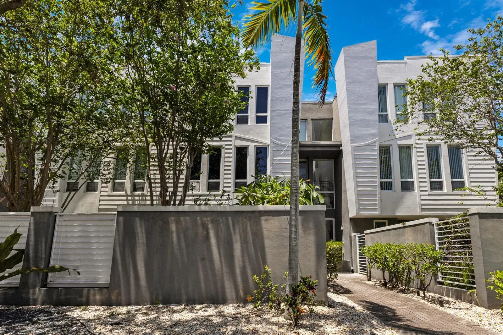 3 bedroom 3 bath Residential for sale at 711 SE 16th Court, Fort Lauderdale FL 33316