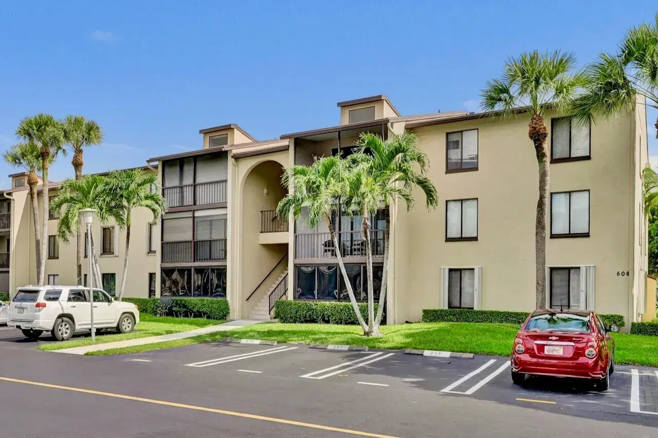 608 Sea Pine Way # E2, FL 33415