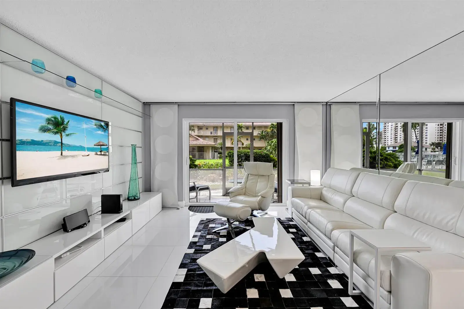 1 bedroom 1 bath Residential for sale at 2600 Diana Drive # 121, Hallandale Beach FL 33009
