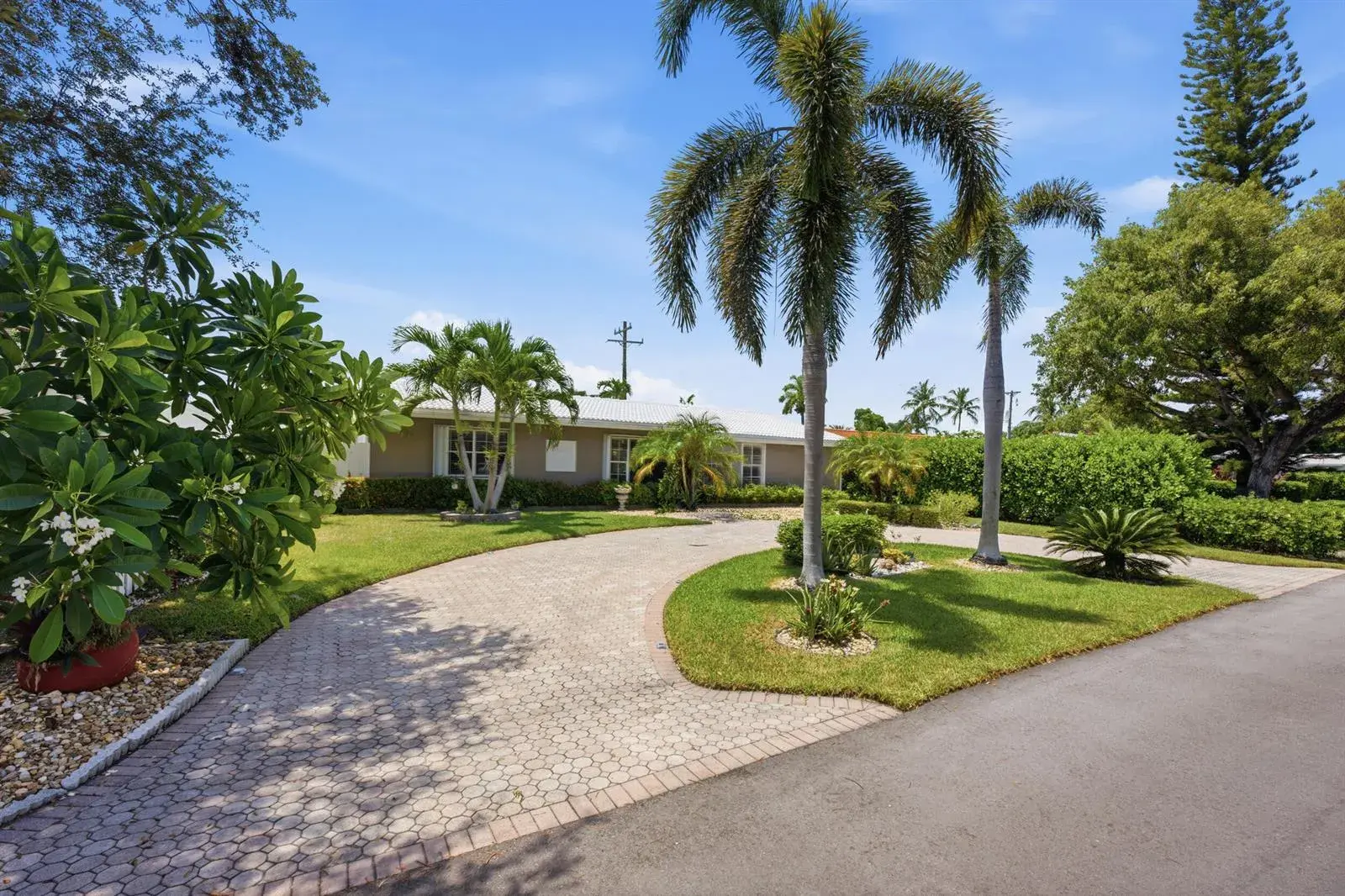 2511 NE 20th Avenue, Lighthouse Point FL 33064