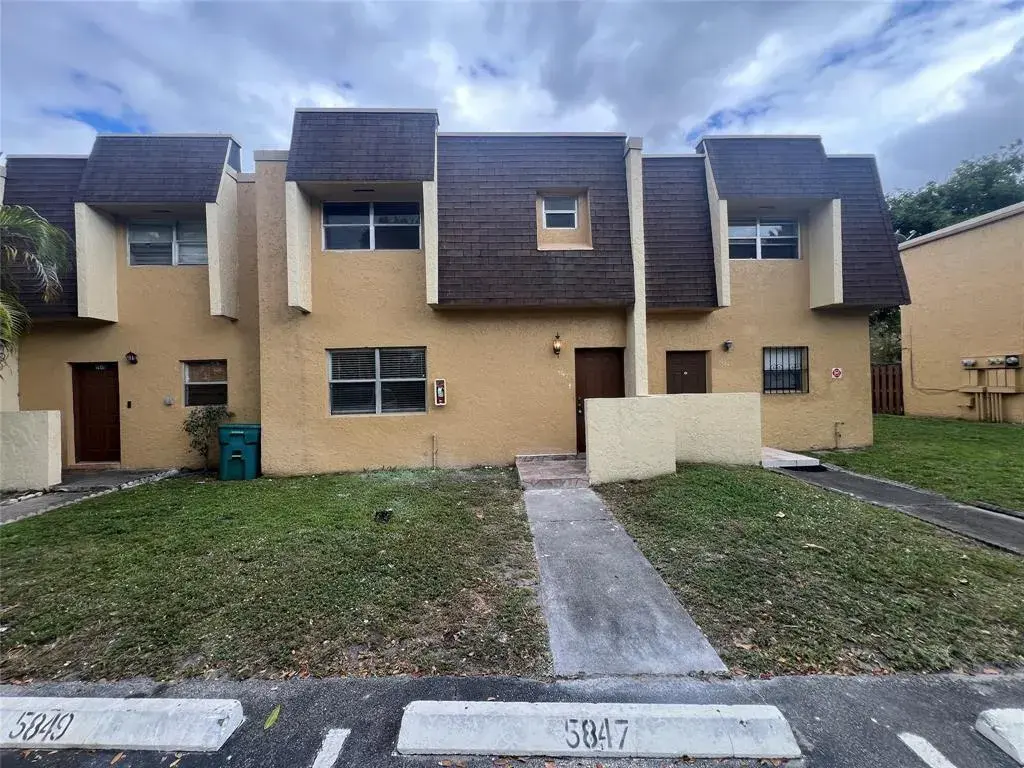 3 bedroom 2 bath Residential for sale at 5847 BLUEBERRY Court # 85, Lauderhill FL 33313