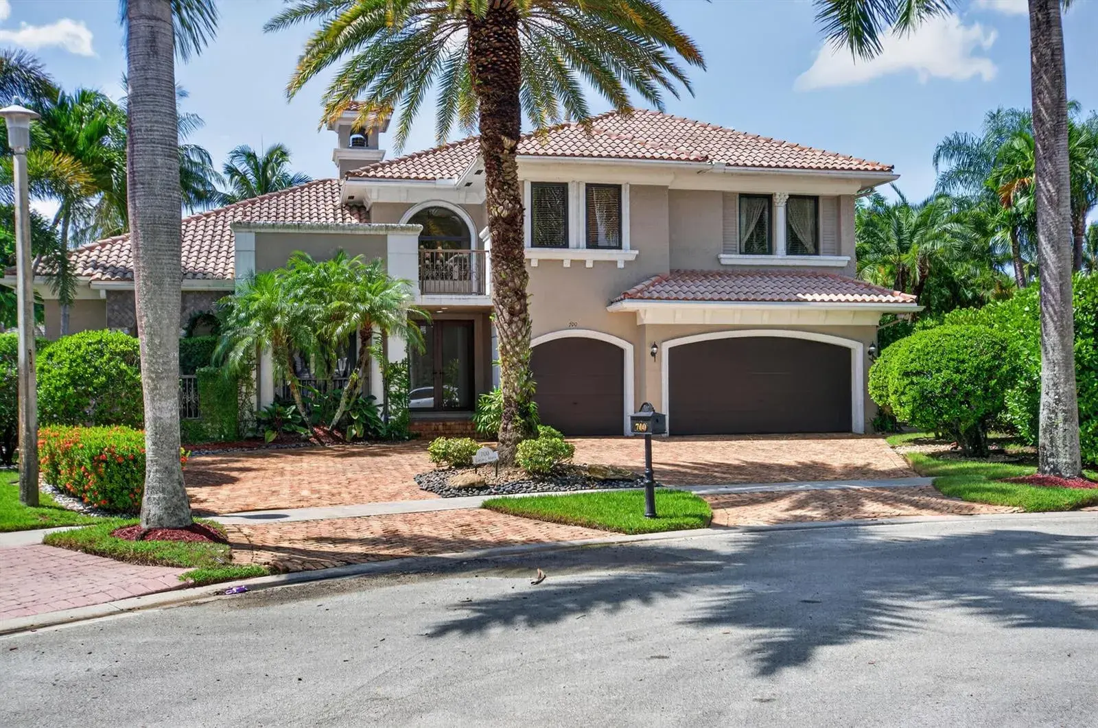 5 bedroom 4 bath Residential for sale at 700 Cardinal Street, Plantation FL 33324