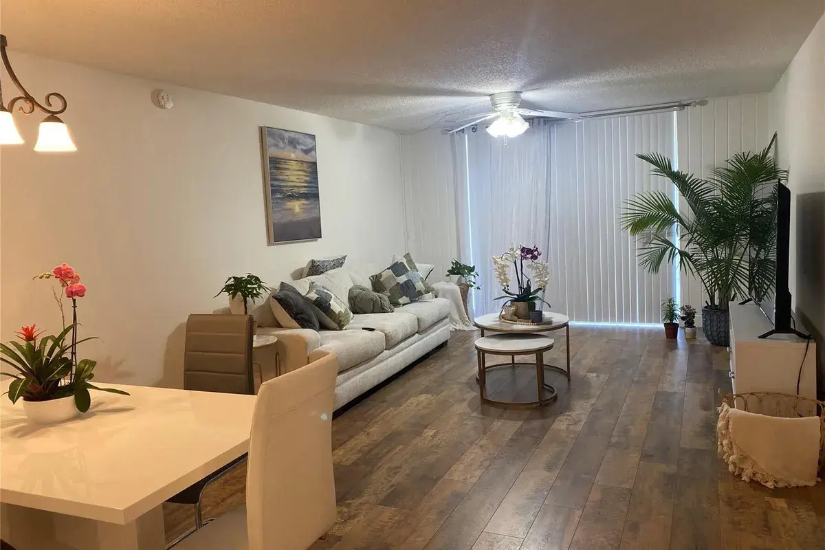 7173 ORANGE Drive # 220B, Davie FL 33314
