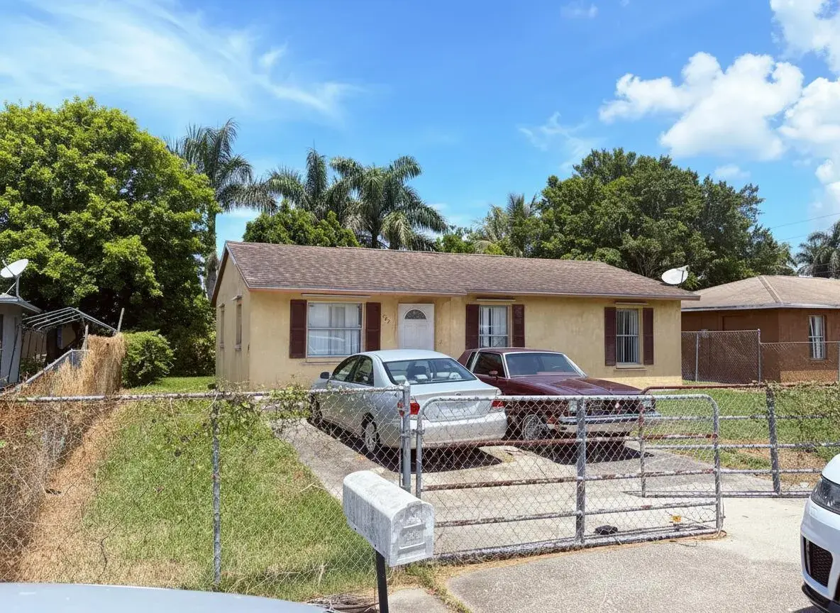 3 bedroom 1 bath Residential for sale at 307 Seminole Court, Pahokee FL 33476