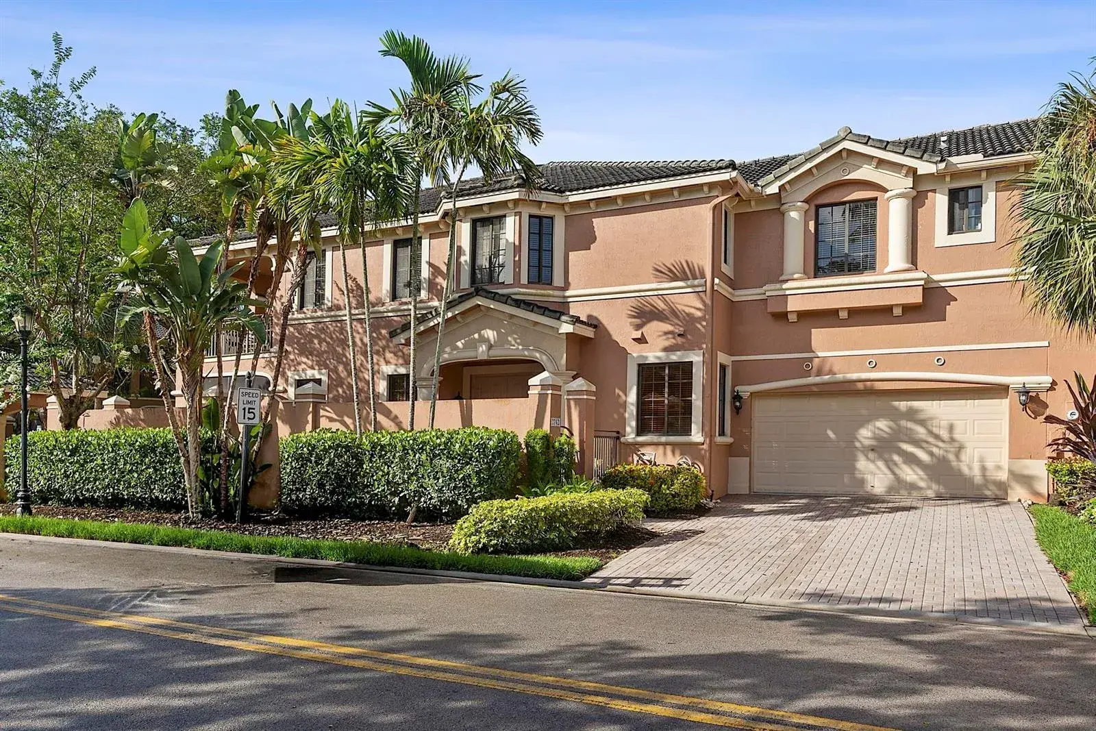3 bedroom 2 bath Residential for sale at 2742 Kinsington Circle, Weston FL 33332