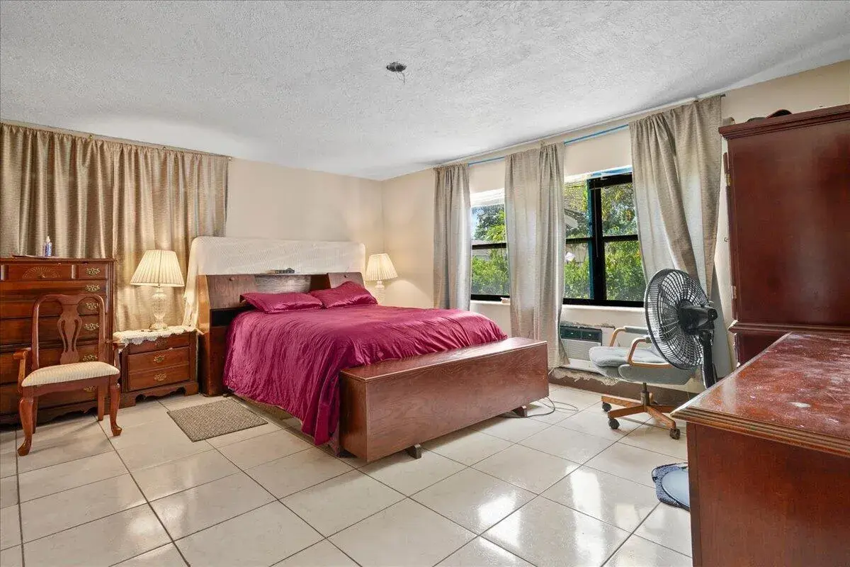 1740 11th Avenue N, FL 33460