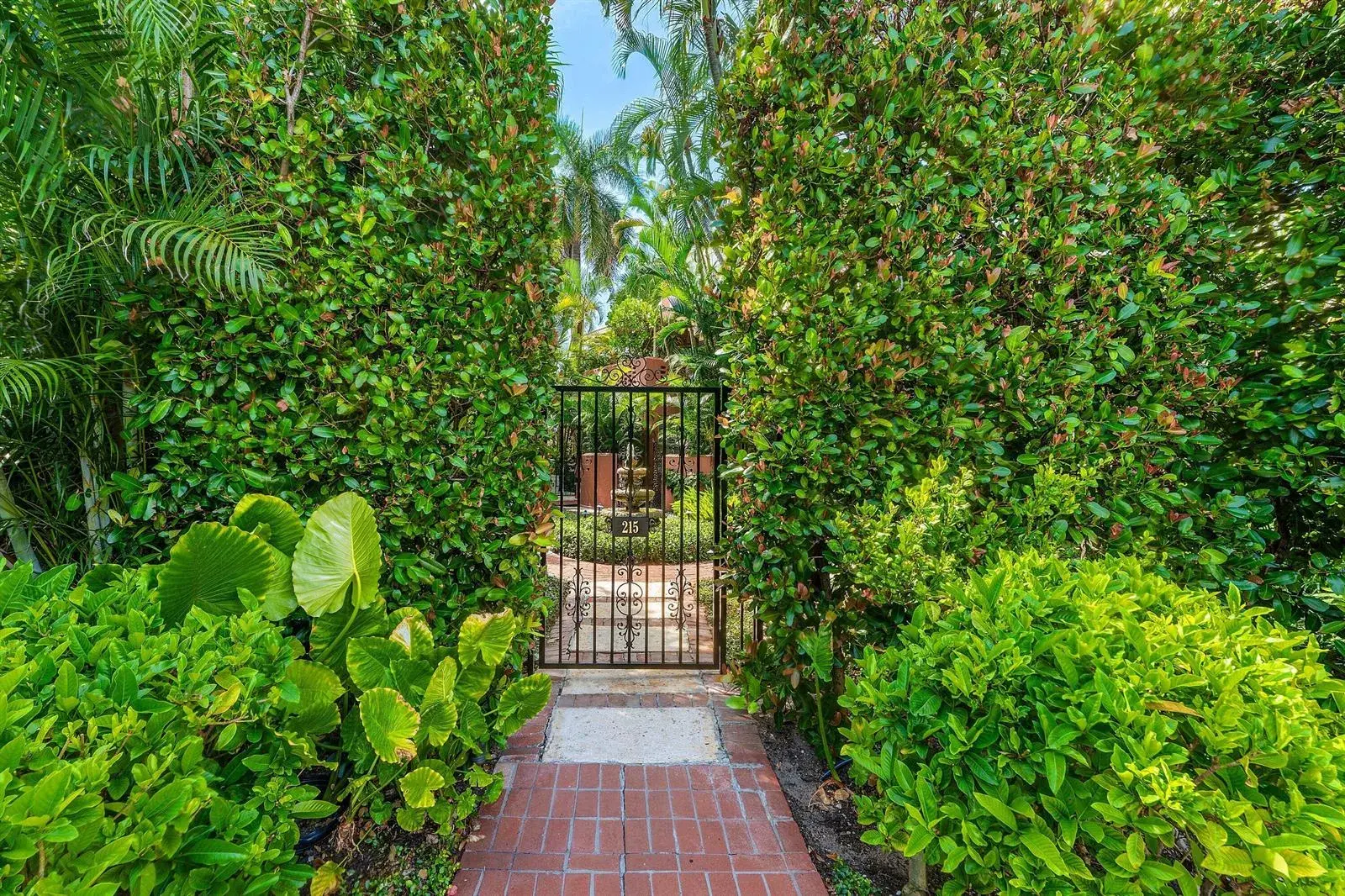 215 PHIPPS Plaza # 2, Palm Beach FL 33480