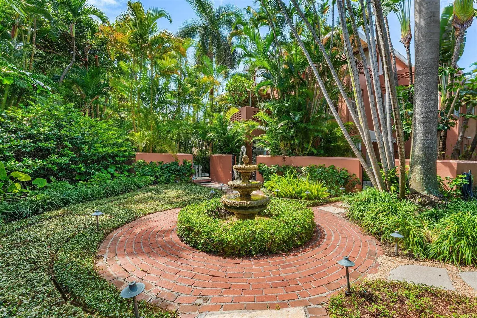 215 PHIPPS Plaza # 2, Palm Beach FL 33480
