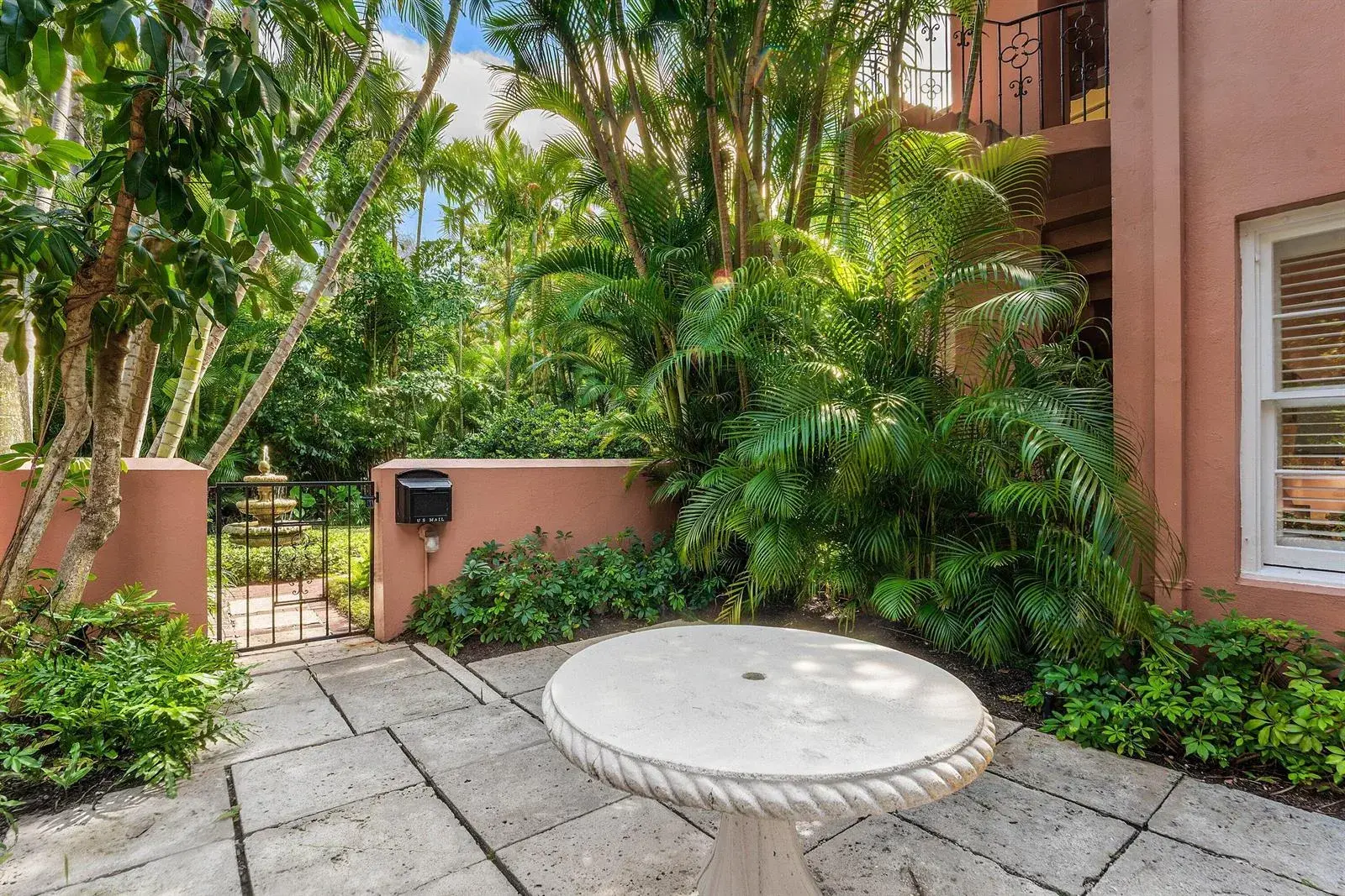 215 PHIPPS Plaza # 2, Palm Beach FL 33480