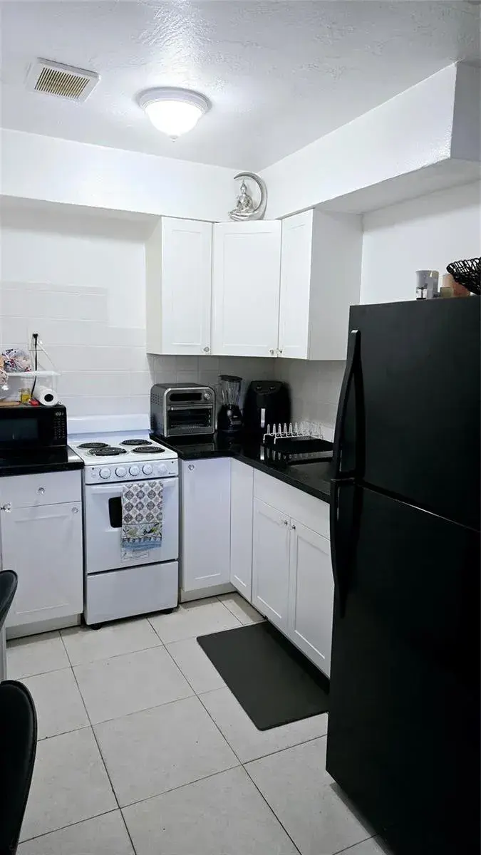 1 bedroom 1 bath Residential Lease for rent at 2213 LINCOLN Street # 2, Hollywood FL 33020
