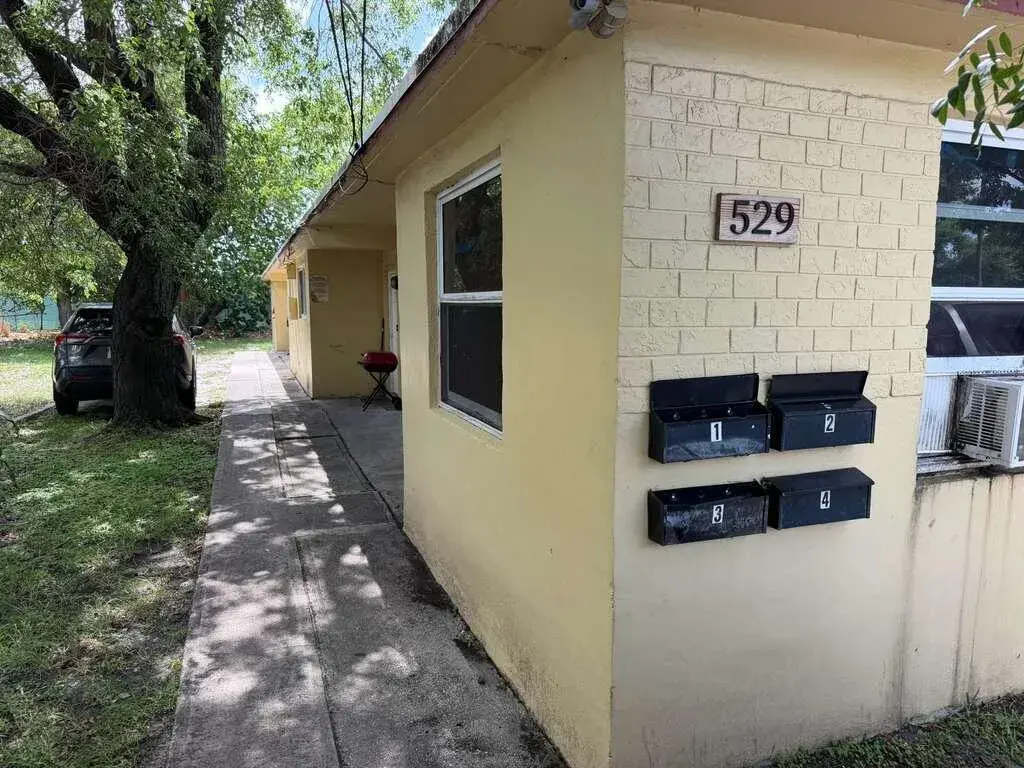 2 bedroom 1 bath Residential Lease for rent at 529 NW 8TH Avenue # 3, Fort Lauderdale FL 33311