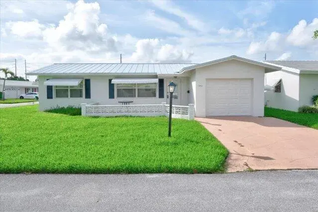 2 bedroom 2 bath Residential for sale at 1590 SW 13th Terrace, Boynton Beach FL 33426