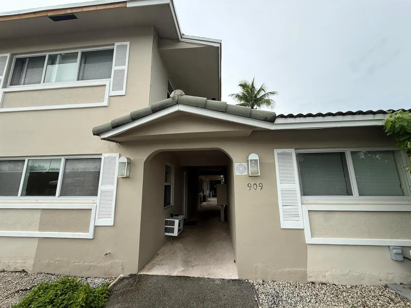 2 bedroom 1 bath Residential Lease for rent at 909 SE 14th Court # 2, Fort Lauderdale FL 33316
