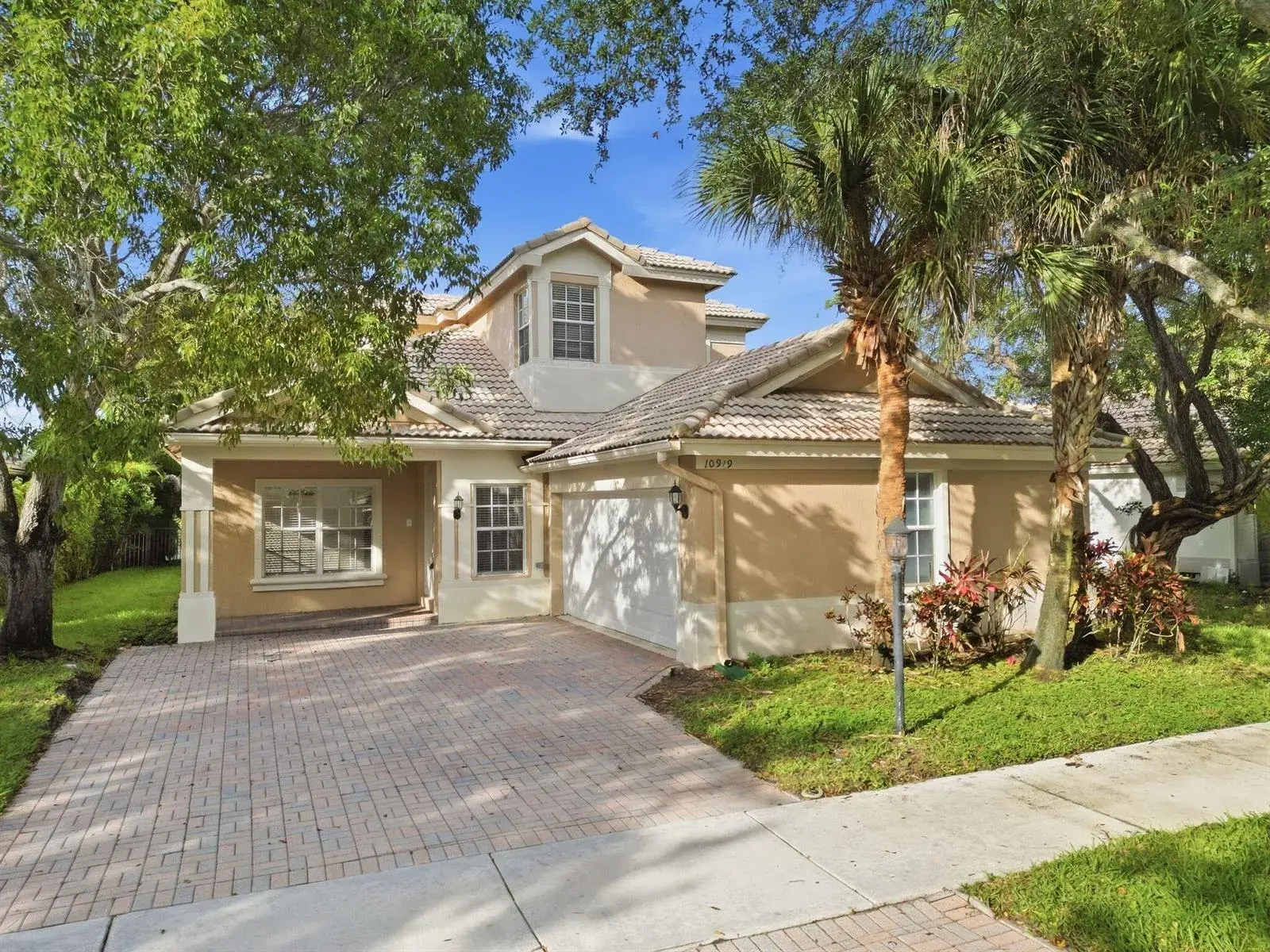 4 bedroom 3 bath Residential for sale at 10919 NW 62ND Court, Parkland FL 33076