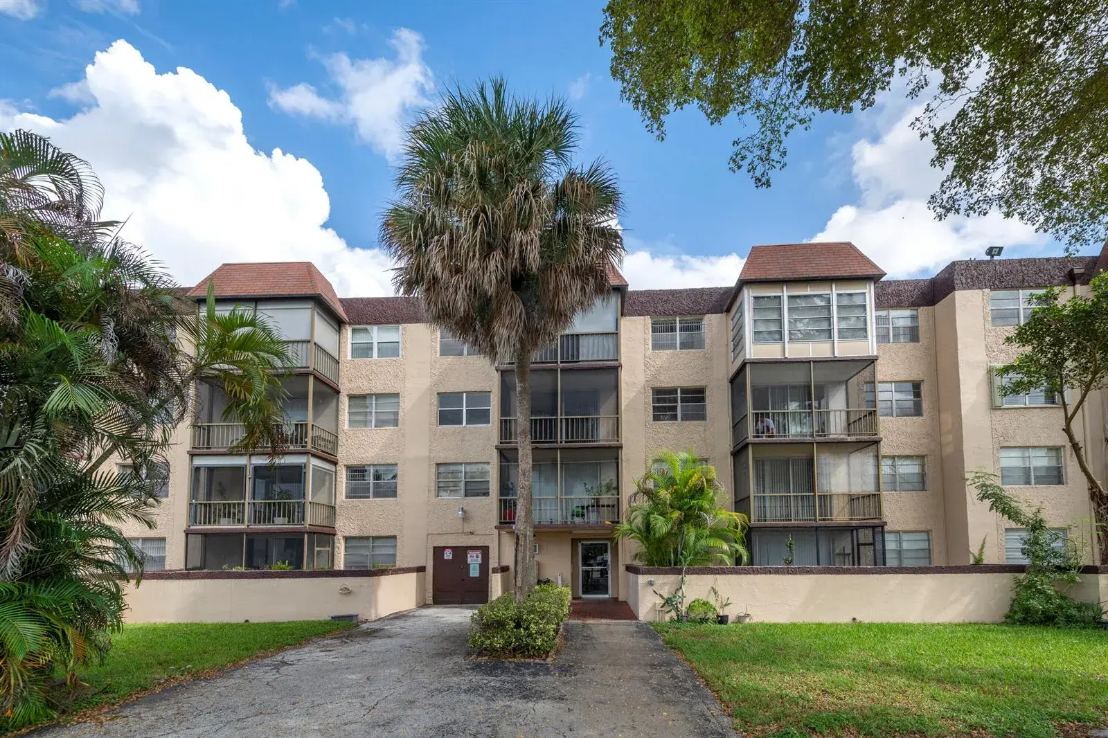 1 bedroom 1 bath Residential for sale at 7300 NW 17TH Street # 105, Plantation FL 33313