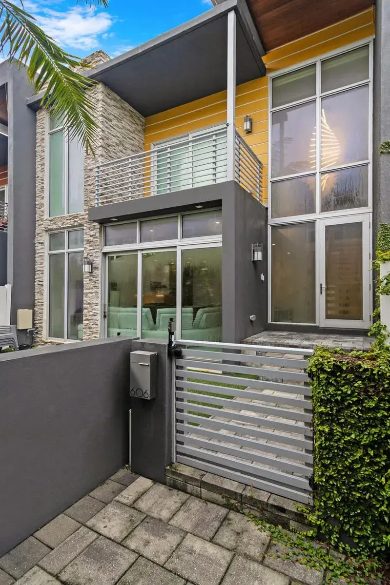 606 NE 8TH Avenue, Fort Lauderdale FL 33304