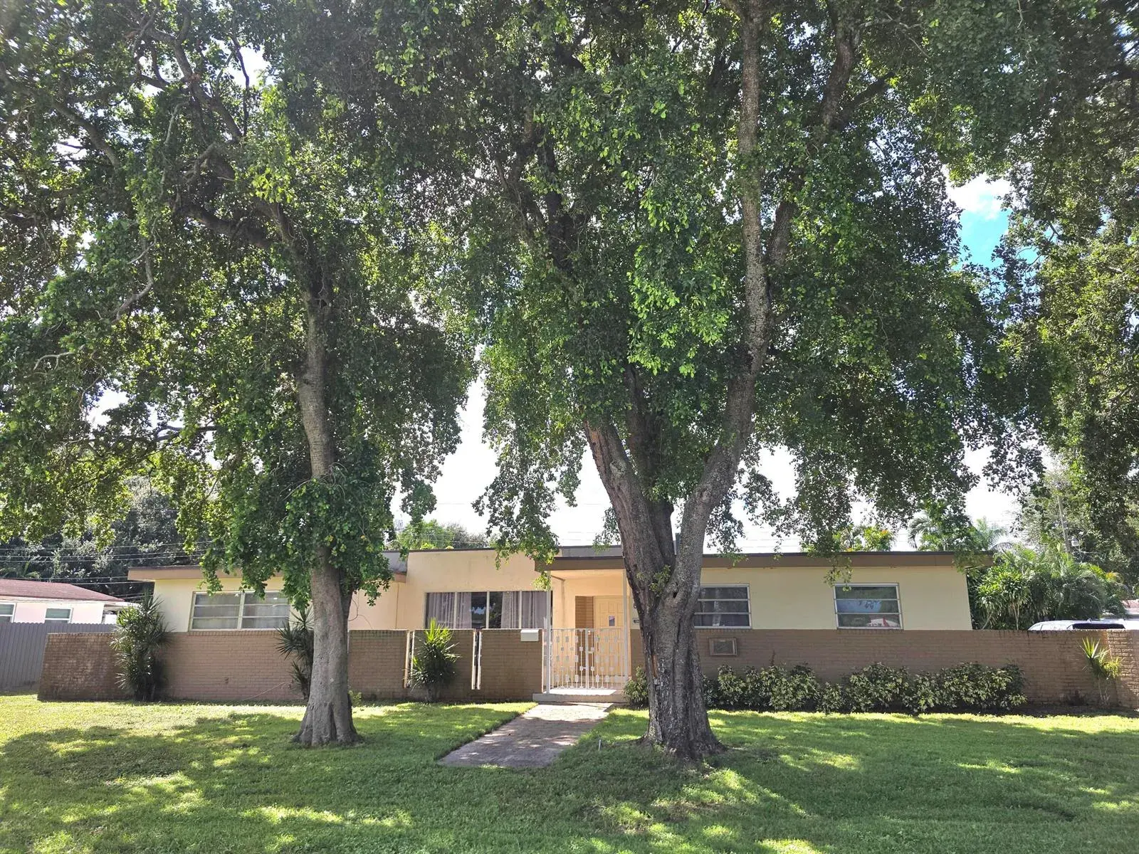 4 bedroom 2 bath Residential for sale at 6840 SW 16th Street, Pembroke Pines FL 33023