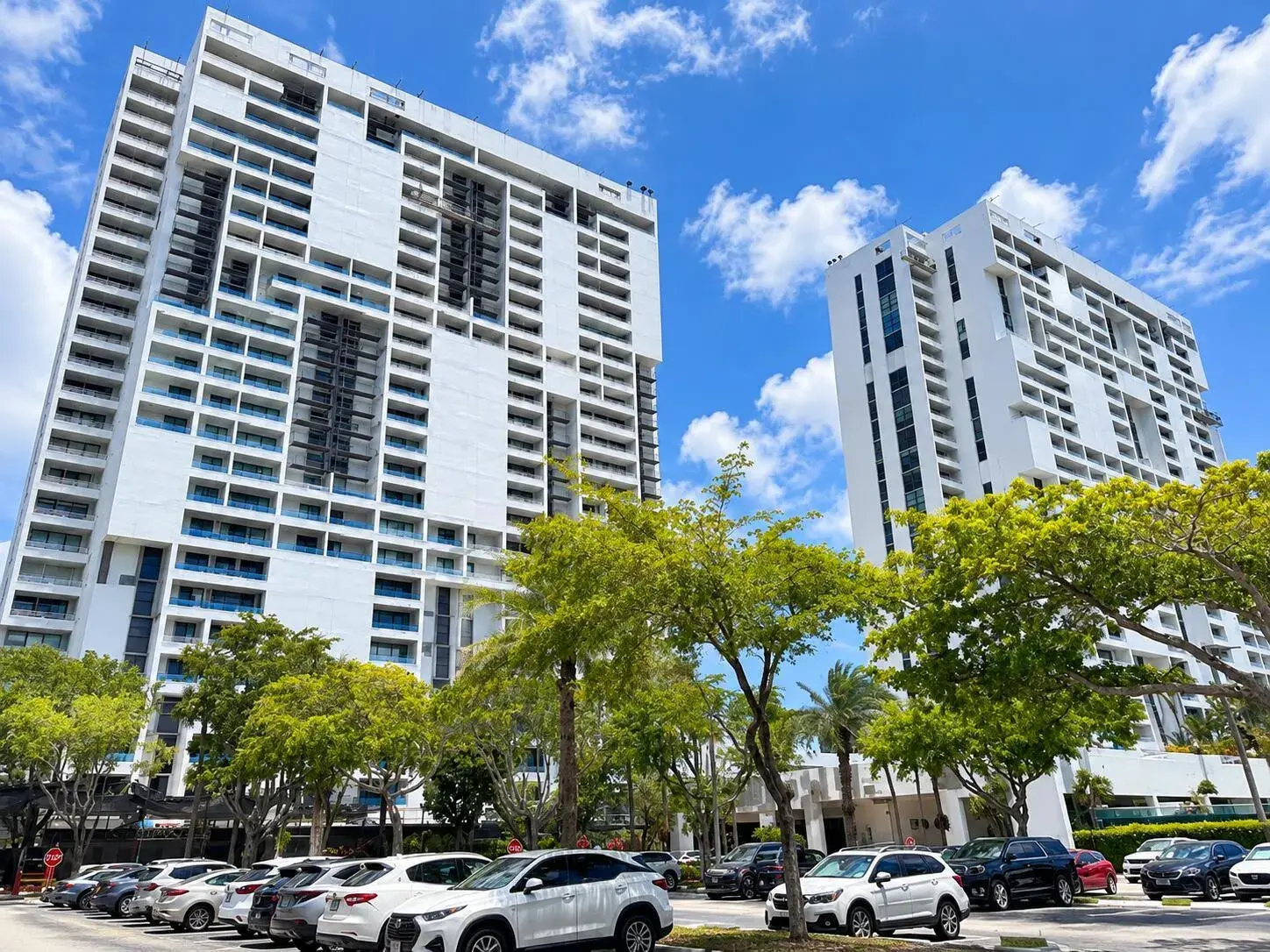 2 bedroom 2 bath Residential for sale at 20355 NE 34 Court # 828, Aventura FL 33180