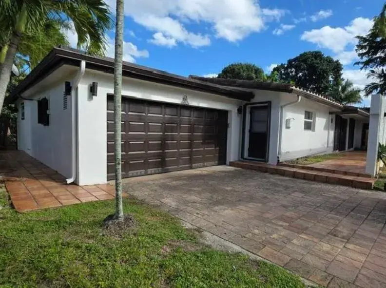 690 NW 68TH Avenue, Plantation FL 33317