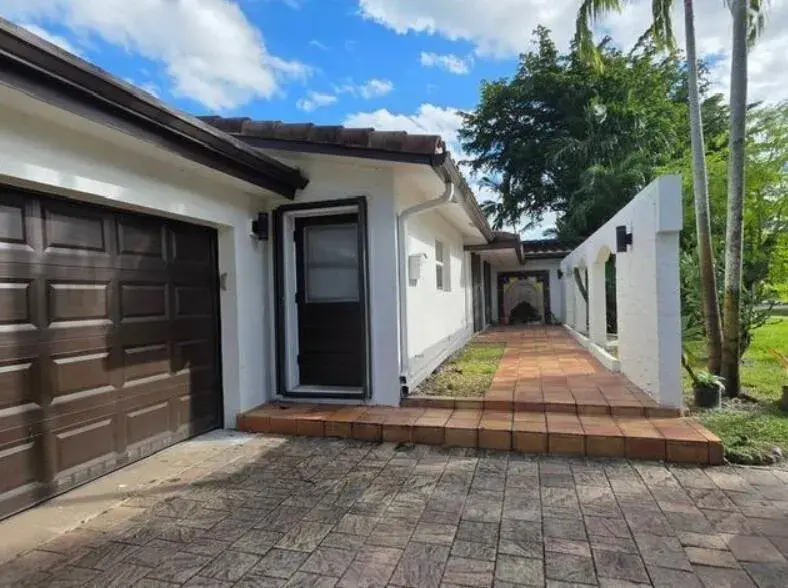 690 NW 68TH Avenue, Plantation FL 33317