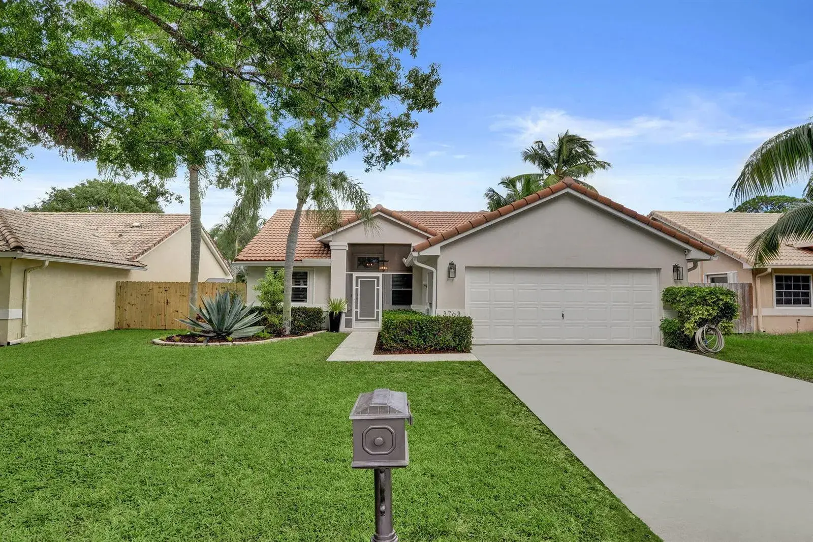 3 bedroom 2 bath Residential for sale at 3763 S LANCEWOOD Place, Delray Beach FL 33445