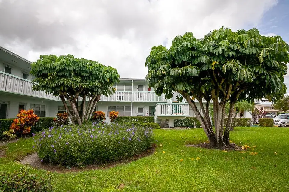 1 bedroom 1 bath Residential for sale at 117 Kingswood F # 117, West Palm Beach FL 33417