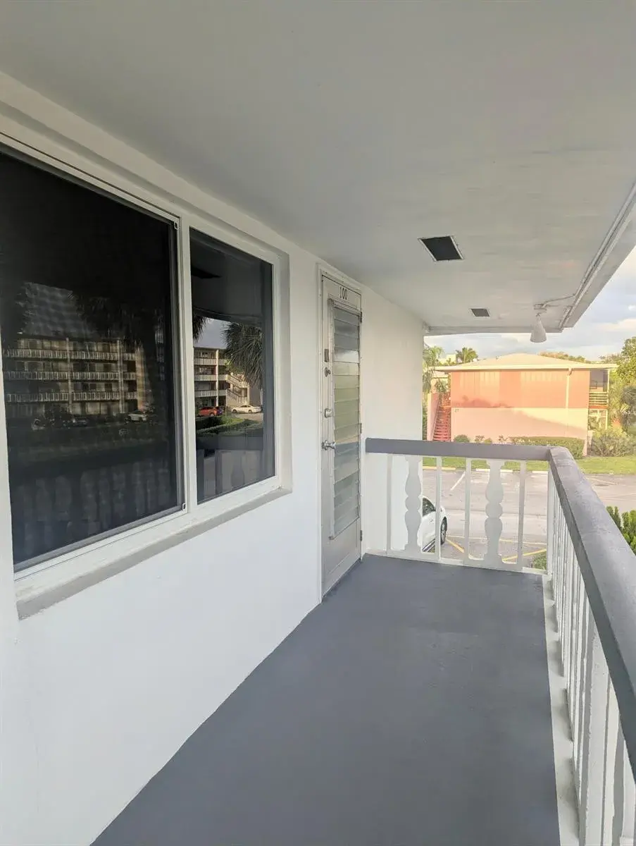 2 bedroom 2 bath Residential for sale at 100 Kingswood E, West Palm Beach FL 33417
