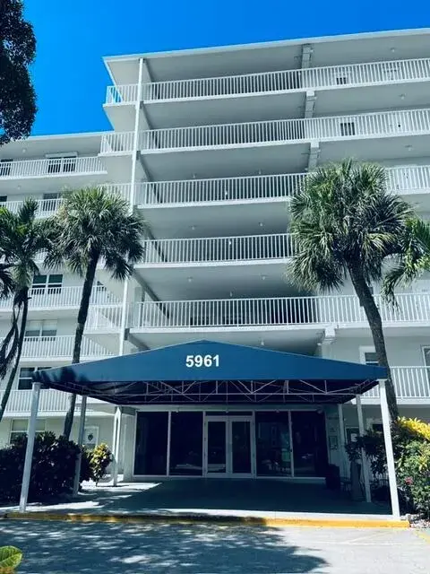 2 bedroom 2 bath Residential for sale at 5961 NW 2nd Avenue # 210, Boca Raton FL 33487