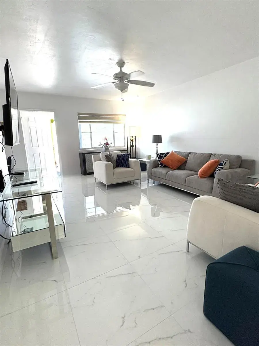2960 Cynthia Lane # 202, FL 33461