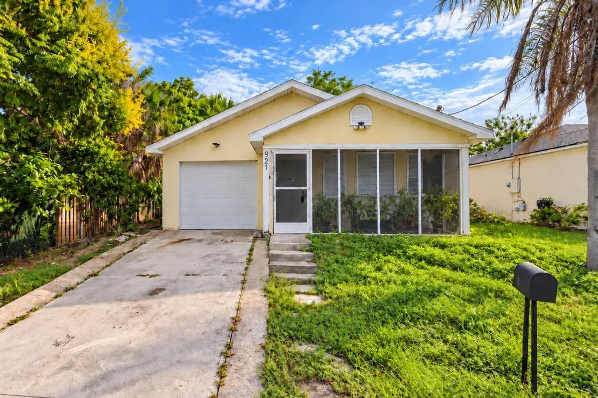 921 REDWOOD Street, FL 32117