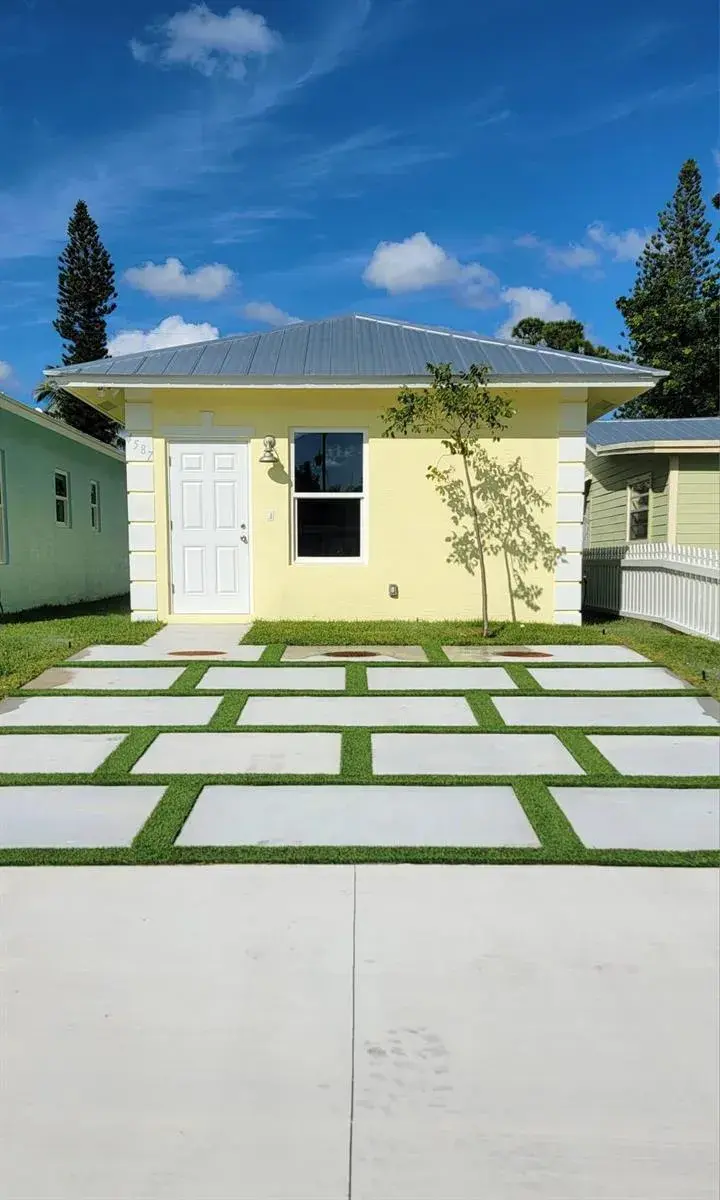1 bedroom 1 bath Residential for sale at 4587 Cambridge Street, FL 33463