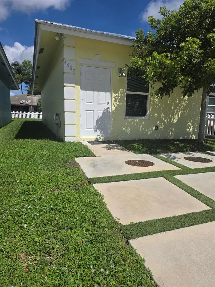 4587 Cambridge Street, FL 33463
