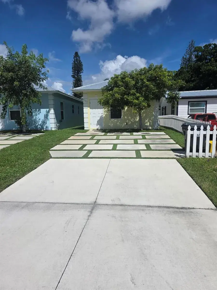 4587 Cambridge Street, FL 33463