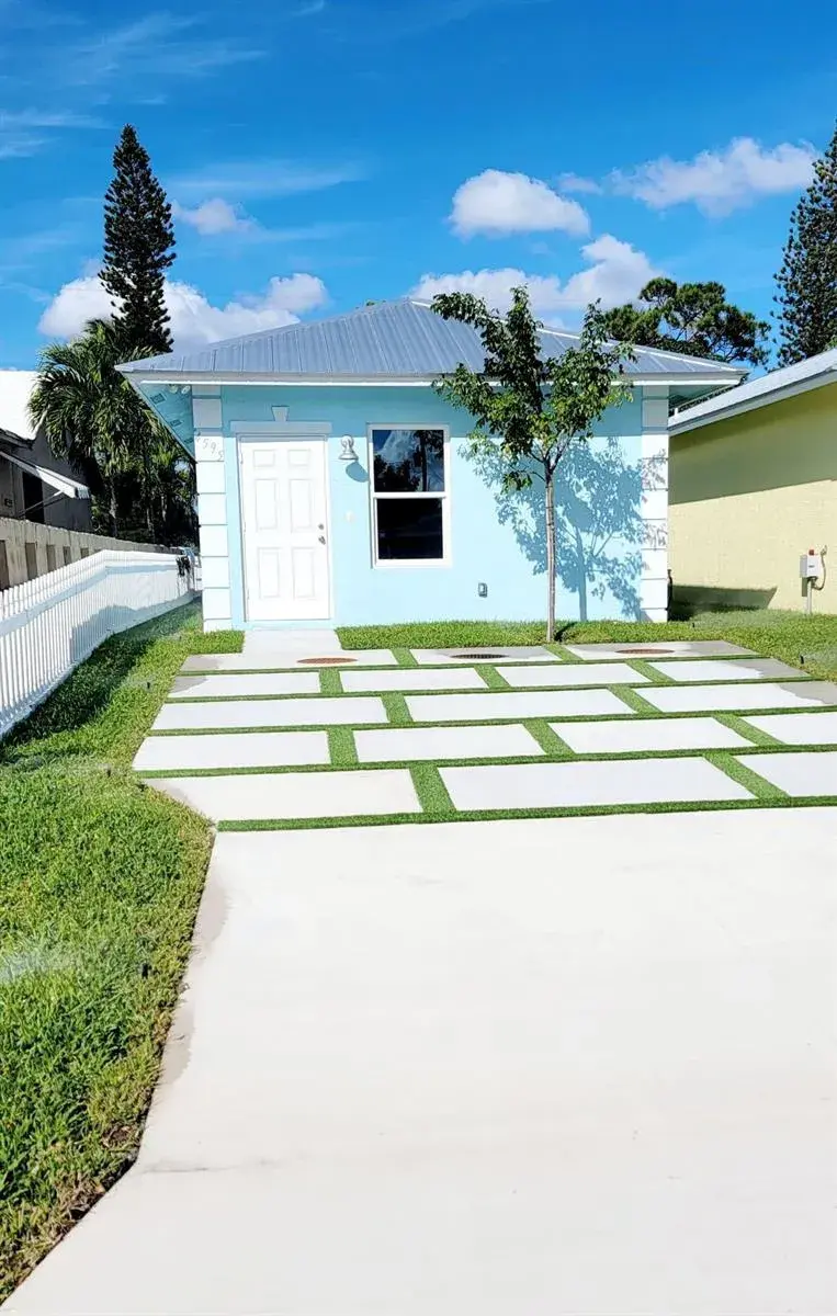 1 bedroom 1 bath Residential for sale at 4595 Cambridge Street, FL 33463