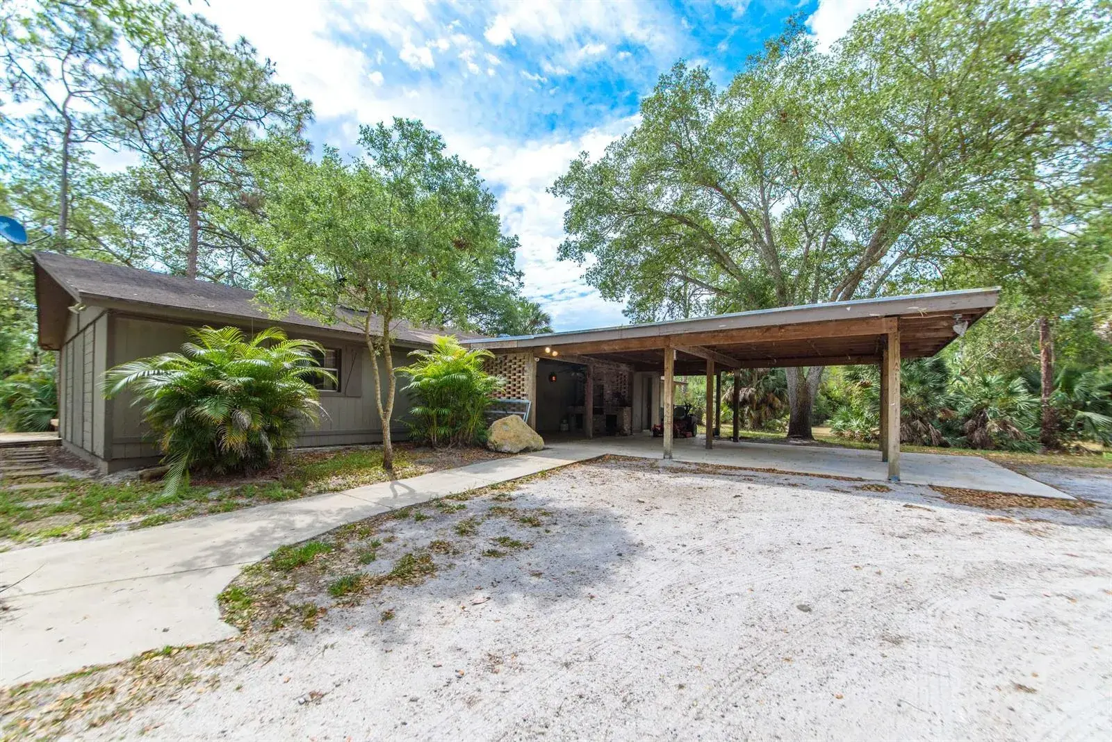 2833 F Road, FL 33470