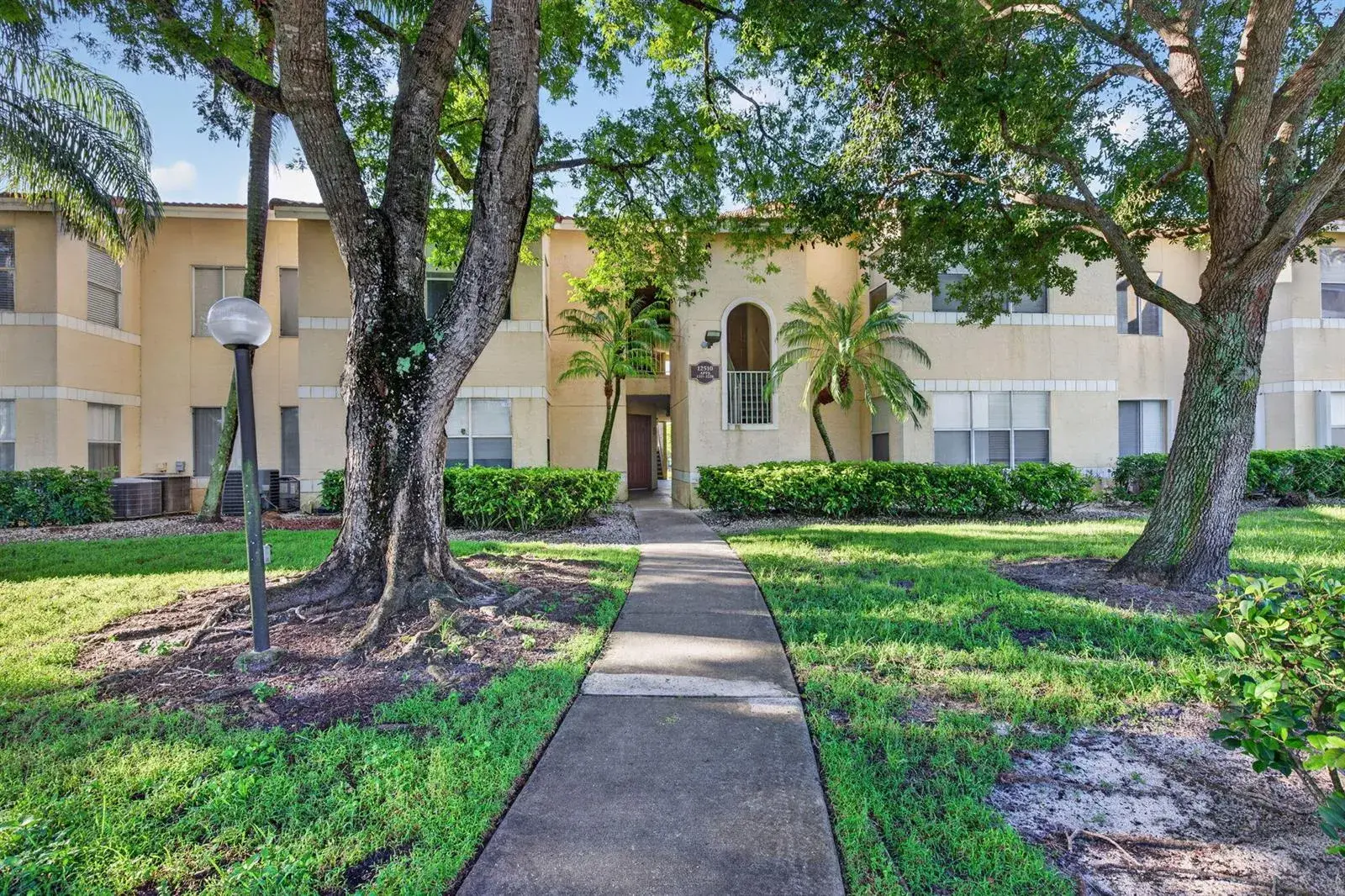 2 bedroom 2 bath Residential for sale at 12510 Vista Isles Drive # 1212, Sunrise FL 33325