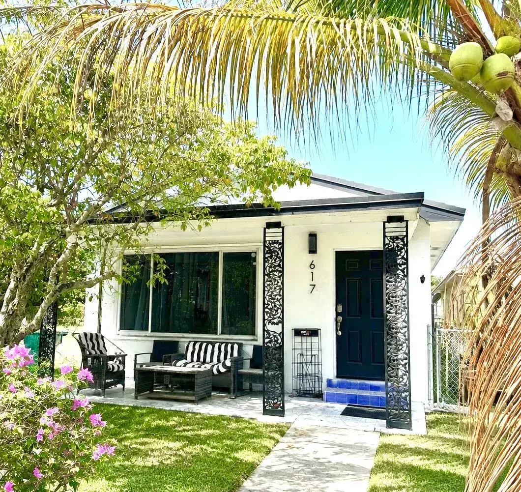 2 bedroom 1 bath Residential for sale at 617 N D Street, FL 33460