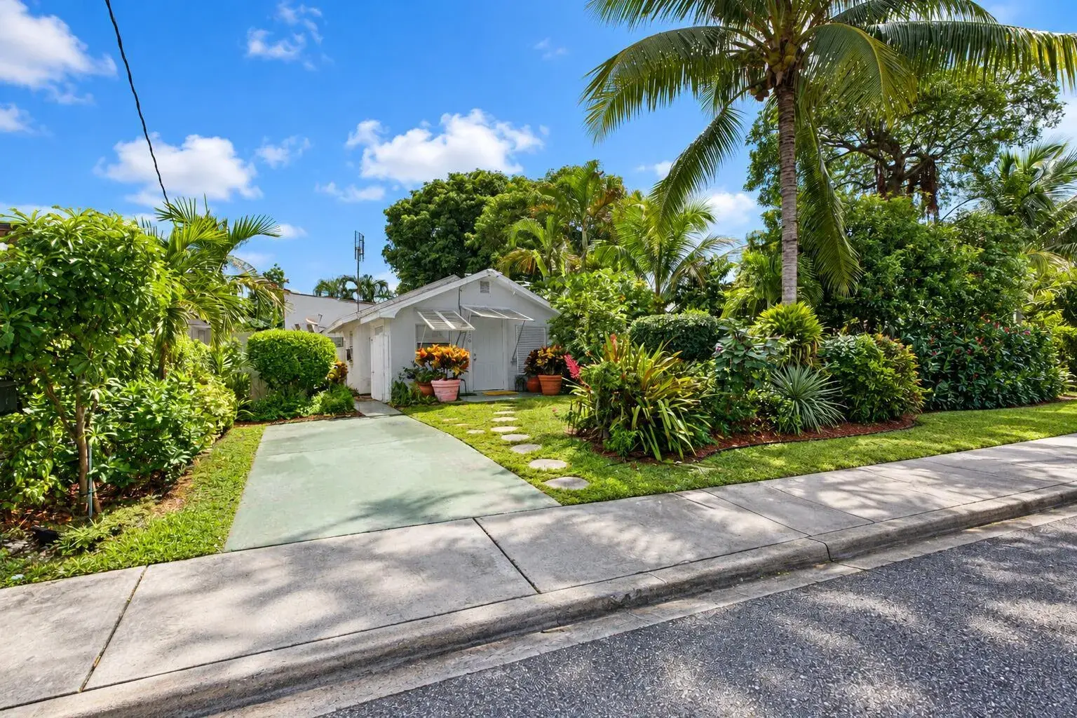 2 bedroom 2 bath Residential for sale at 906 S J Street, FL 33460
