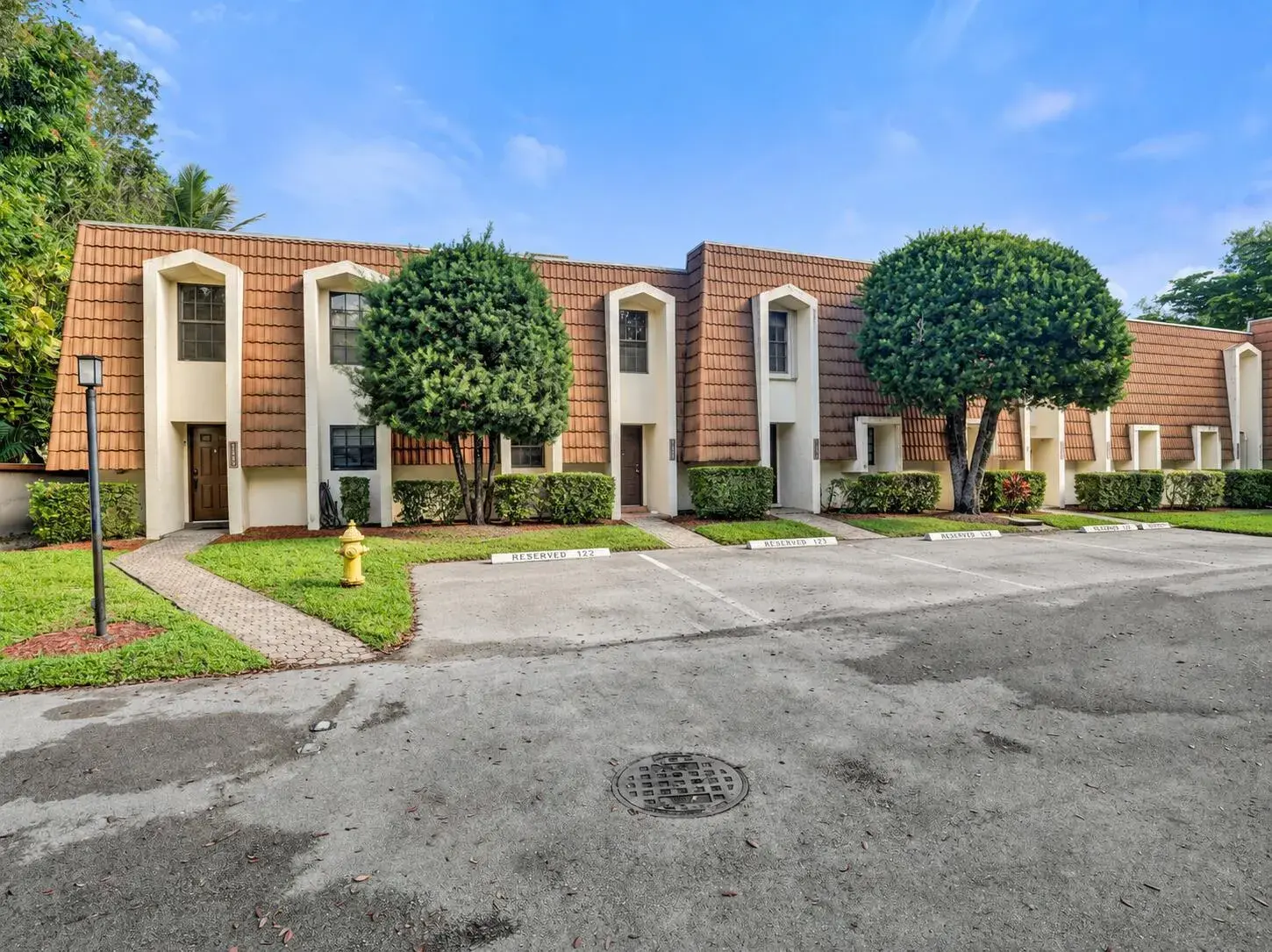 2 bedroom 2 bath Residential for sale at 11575 NW 2ND, Plantation FL 33325