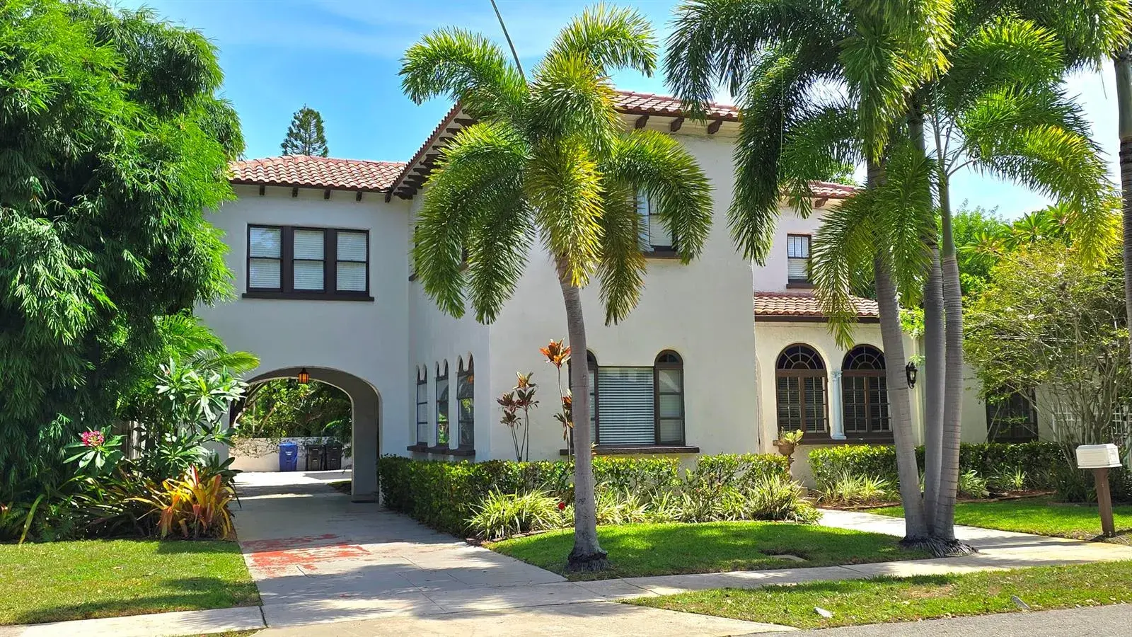 7 bedroom 6 bath Residential for sale at 219 S 17TH Avenue S, FL 33460