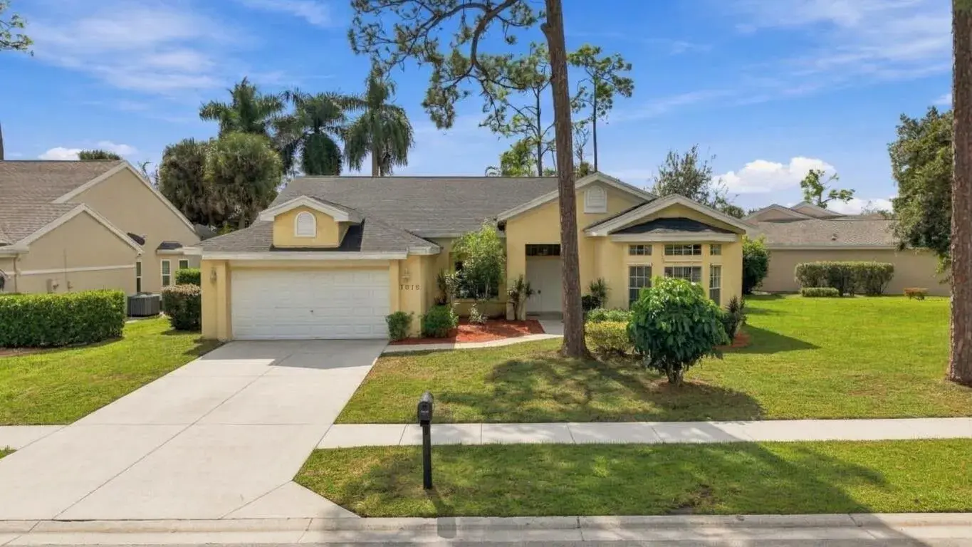 4 bedroom 2 bath Residential for sale at 1015 LAKE BREEZE Drive, Wellington FL 33414
