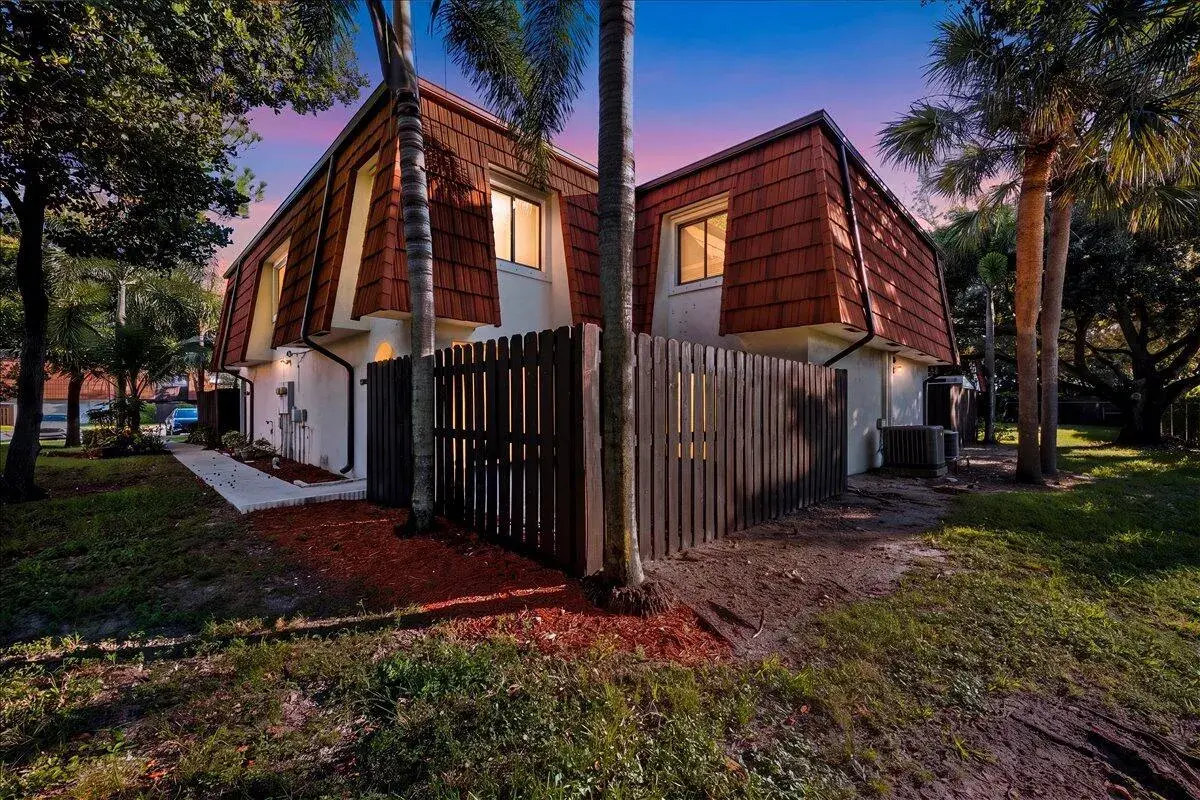 3 bedroom 2 bath Residential for sale at 2216 WHITE PINE Circle # D, FL 33415